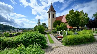 Friedhof Königsbach mit Kirche.JPG