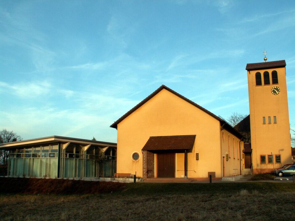 Datei:2008 Kath Kirche Hohenwart.jpg