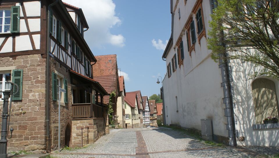 Datei:Kirchenburggasse Lienzingen.jpg