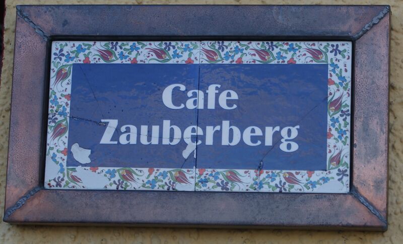 Datei:Schild Café Zauberberg.jpg