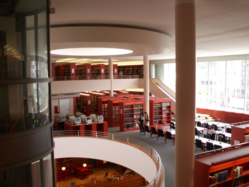 Datei:Stadtbibliothek Innen.JPG