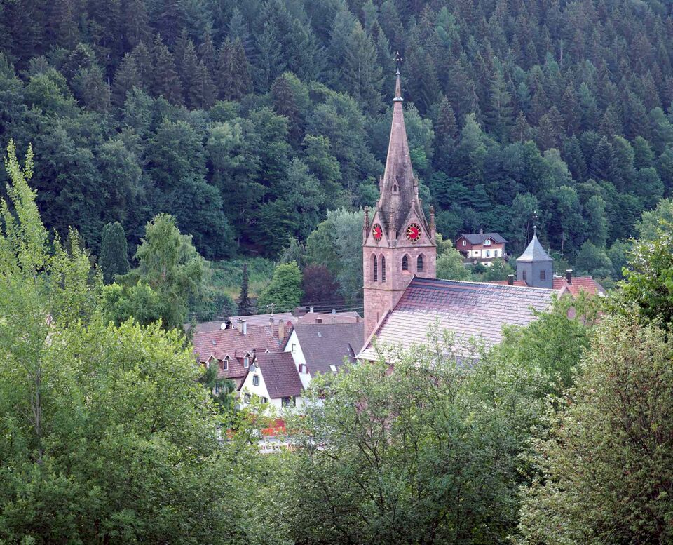 Datei:Höfen Kirchturm.jpg
