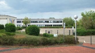 Waldschule Büchenbronn mit Pausenhof.jpg