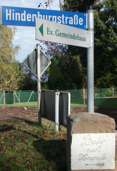 Datei:Wegweiser Hindenburgstraße bei Kirche.jpg