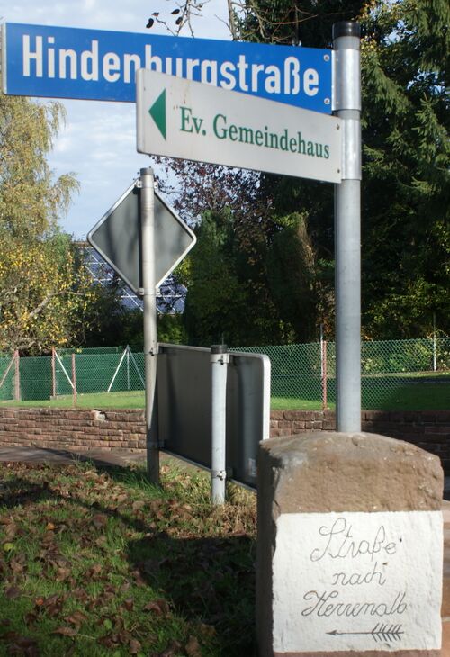 Datei:Wegweiser Hindenburgstraße bei Kirche.jpg