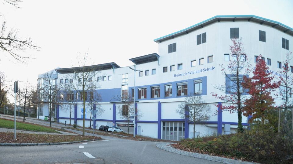 Datei:Heinrich Wieland-Schule D-Bau Haidachstraße.JPG