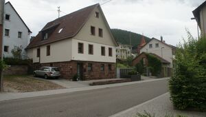 Straße neben Pfarramt.JPG