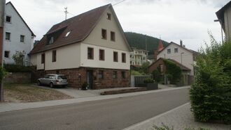 Straße neben Pfarramt.JPG