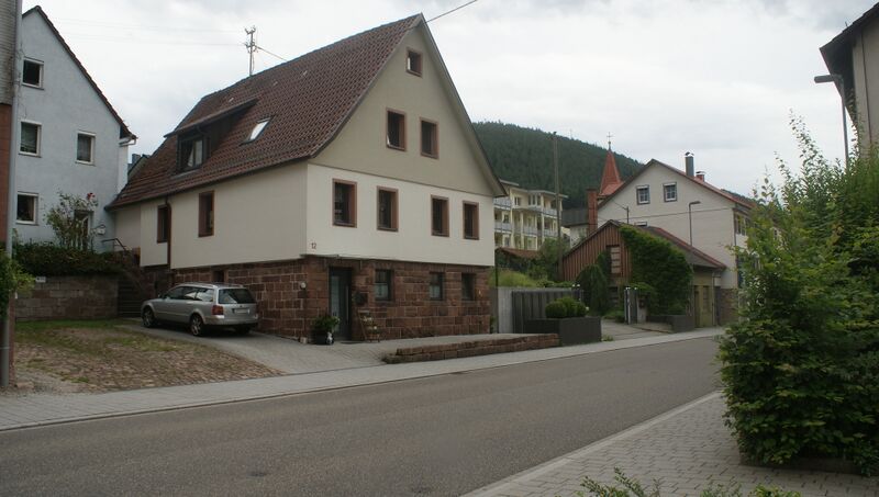 Datei:Straße neben Pfarramt.JPG