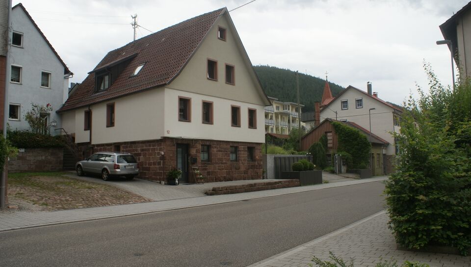Datei:Straße neben Pfarramt.JPG