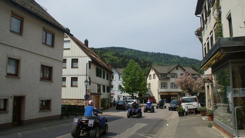 Datei:Gaistalstraße Fahrzeuge.JPG