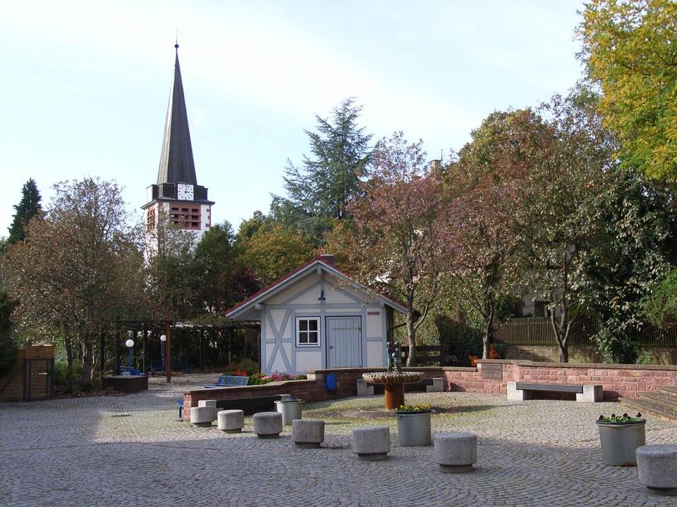 Datei:Huchenfeld Rathausplatz.jpg