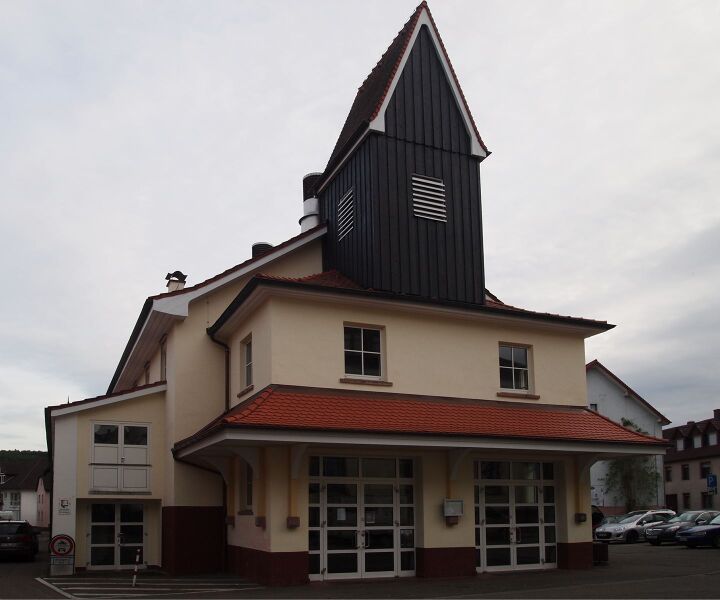 Datei:Koenigsbach-Festhalle.jpg