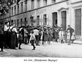 In Erwartung eines Sonderblattes – vor dem Pforzheimer Anzeiger