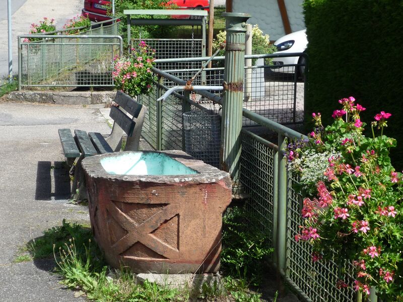 Datei:Sprollenhaus-Brunnen.jpg