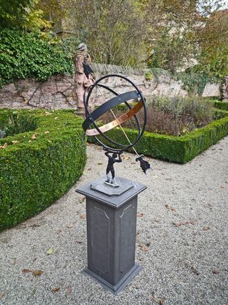 Stadtmuseum-Kraetergarten-Sonnenuhr.jpg