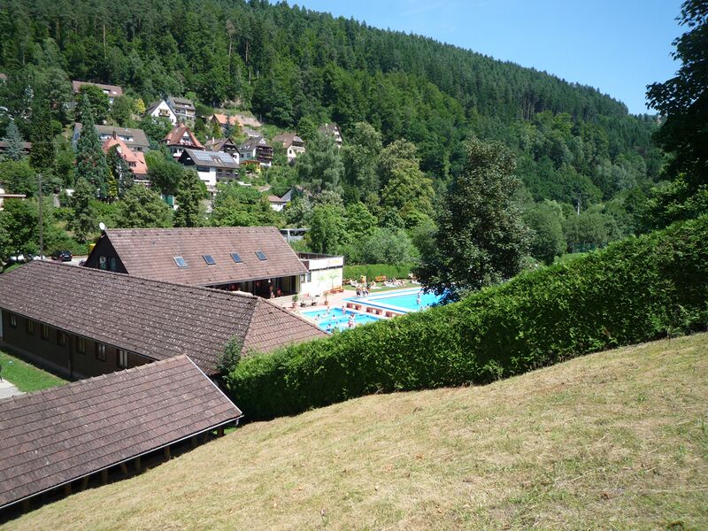 Datei:Bad-Teinach-Schwimmbad.jpg