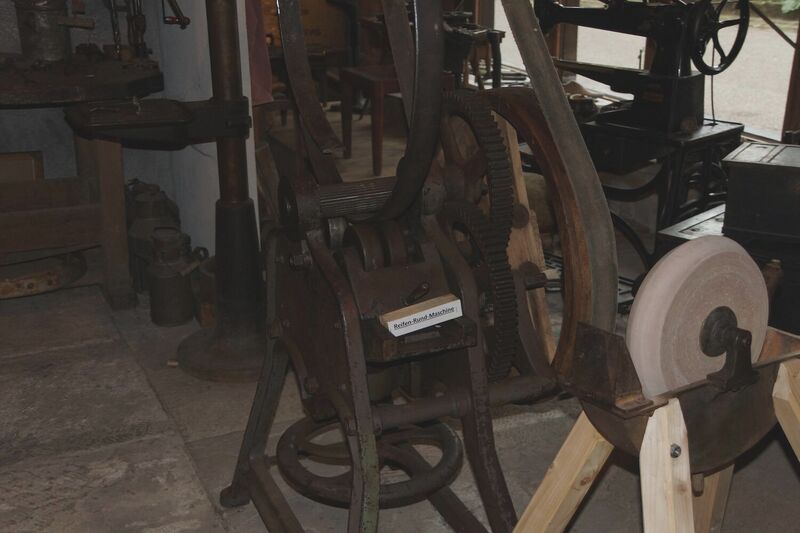 Datei:GHV Schaf-Schmied-ReifenRundMaschine.jpg
