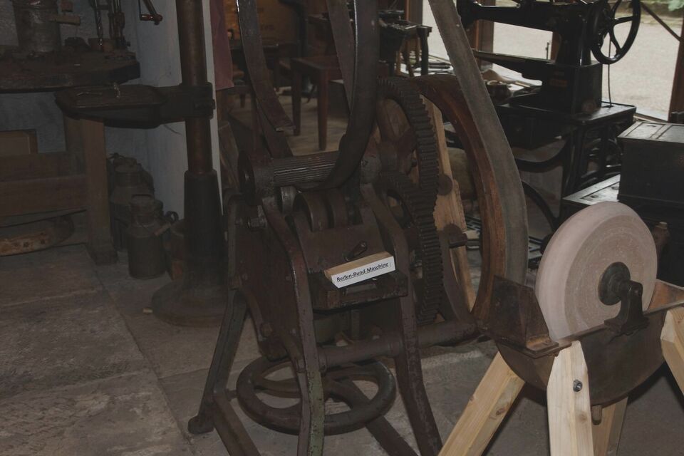 Datei:GHV Schaf-Schmied-ReifenRundMaschine.jpg