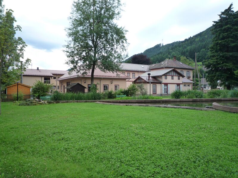 Datei:Hoefen-Park-Rathaus.jpg