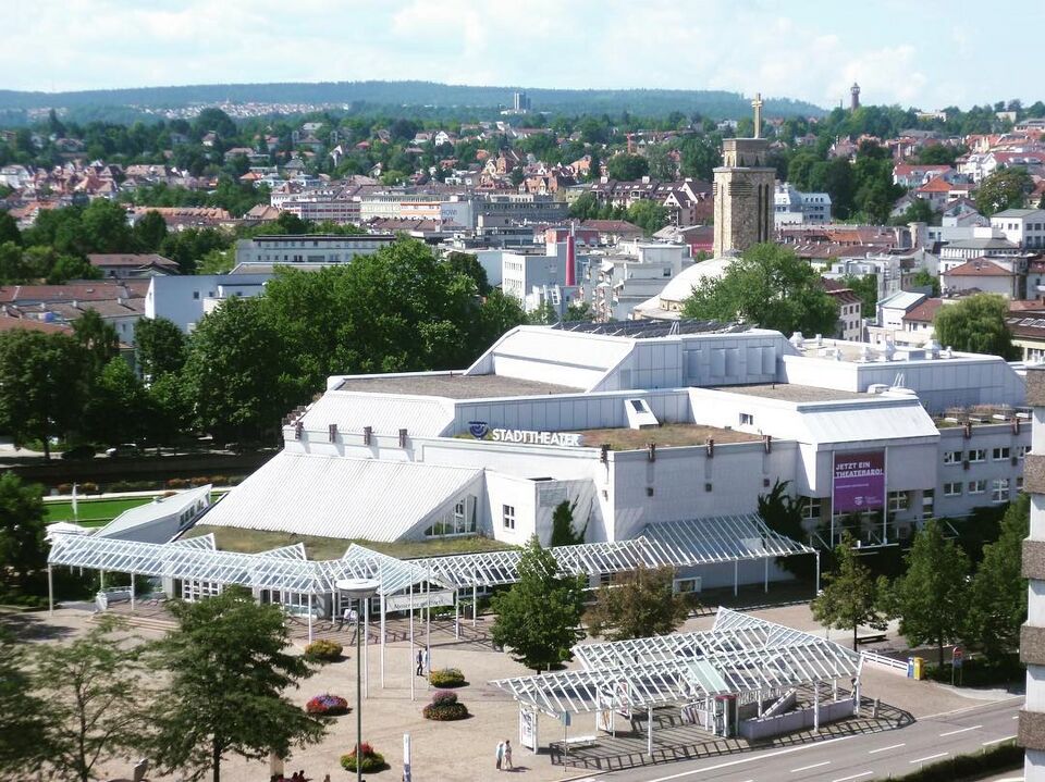 Datei:Stadttheater Pforzheim am Waisenhausplatz (Eröffnung 1990), Entwurf Bodo Fleischer, Architekt (geb. 7. November 1930 in Berlin; gest. 18. Februar 2013 in Berlin), d.jpg