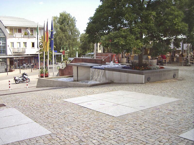Datei:Schoemberg-Rathaus-Brunnen.jpg