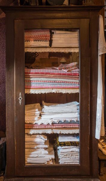 Datei:GHV Nähzimmer-Wäscheschrank.JPG