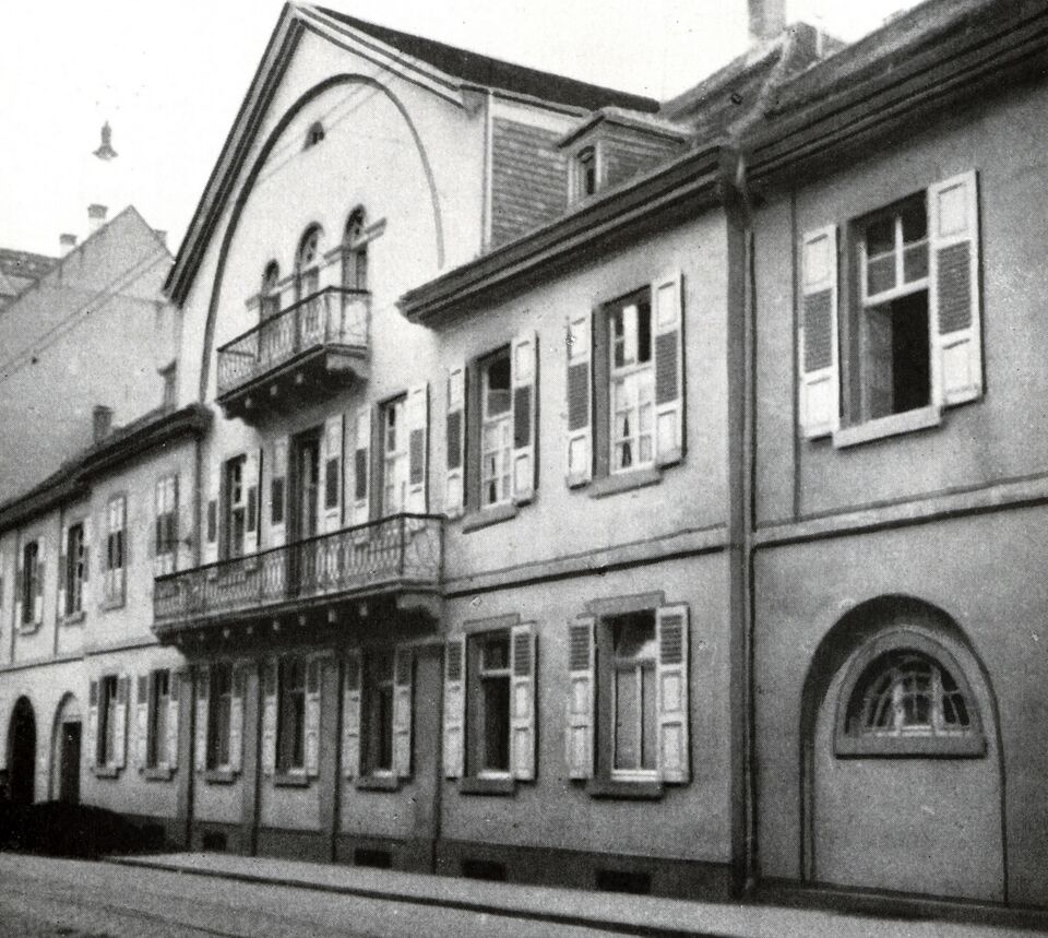 Datei:Pforzheim, Haus Johann Adam Benckiser junior, Östliche Karl-Friedrich-Straße 44, Eingangsseite, erbaut um 1816 nach Entwürfen von Friedrich Weinbrenner (1766-1826).jpg