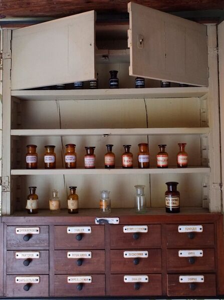 Datei:GHV Apotheke Schubladenschrank offen.JPG