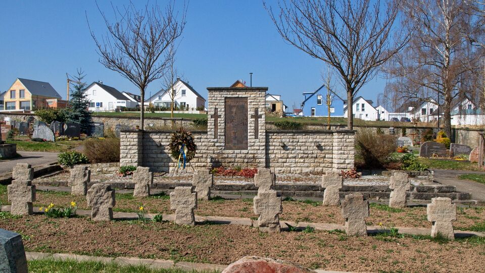 Datei:2022-03-25 Grossglattbach Friedhof Kriegerdenkmal.jpg