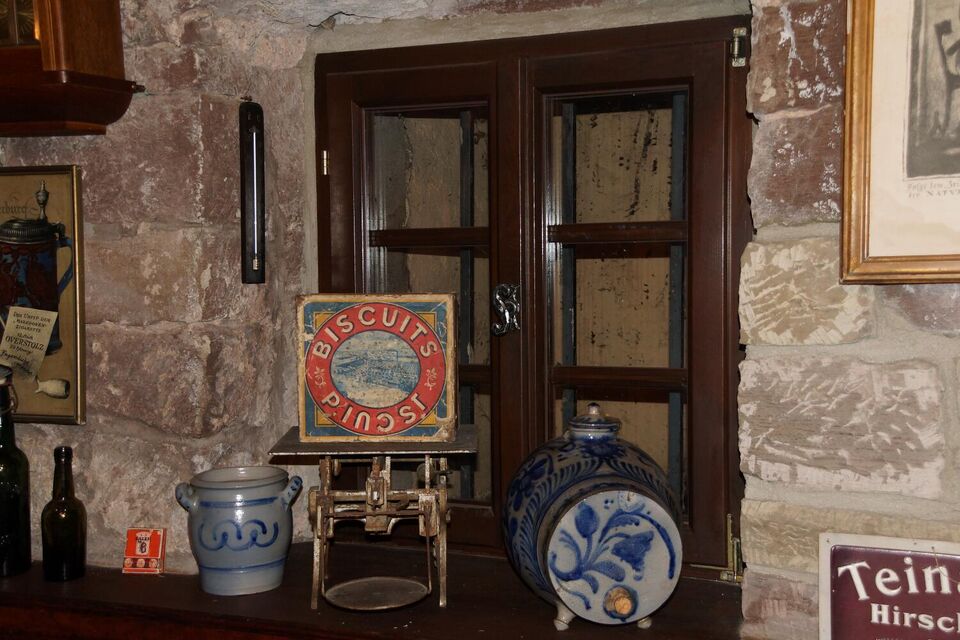 Datei:GHV Schaf-Kolonialwaren-Fenster.jpg