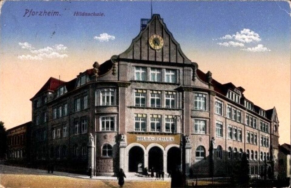Datei:Gymnasium Pforzheim - Hilda-Gymnasium, 1. Bauabschnitt eingeweiht am 30. 7. 1908, Entwurf Stadtbaumeister Alfons Kern, 2. Bauabschnitt eingeweiht am 27. 3. 1915, Entwurf Stadtbaumeister Alfred Roepert.jpg