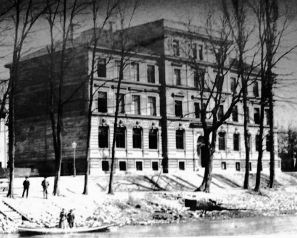 Datei:Altes Gebäude der Gewerbeschule an der Inselstraße am Enzufer in Pforzheim im Jahr 1892 ( vor der Erweiterung im Jahr 1912 ).png