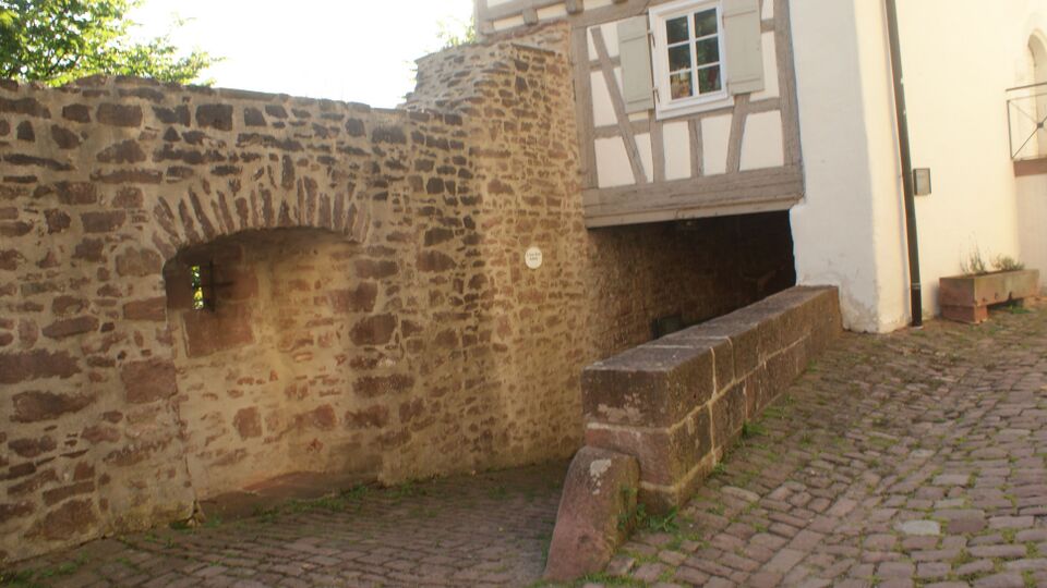 Datei:Eingang ins Schloss Neuenbürg.JPG
