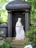 Grabskulptur mit einer Frau, die an der Tür zur anderen Welt steht