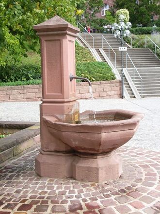 Waisenhausbrunnen 3.jpg