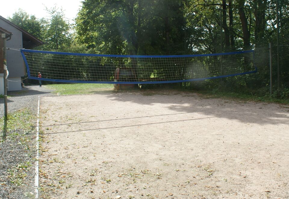 Datei:Ballspielplatz des Naturfreundehauses Römerberg.JPG