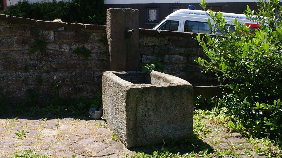 Datei:Brunnen Kirchhof.jpg