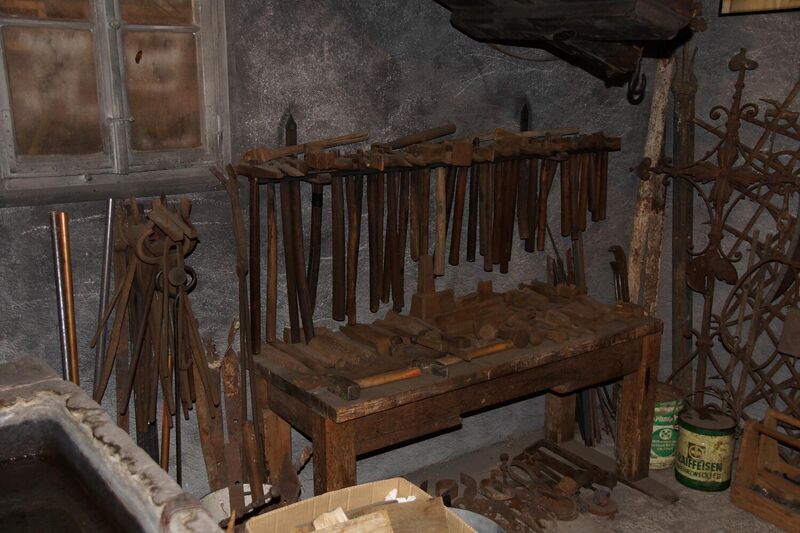 Datei:GHV Schaf-Schmied-Haemmer.jpg