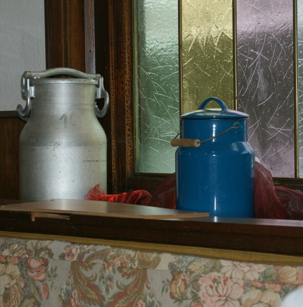Datei:Milchkannen im Ochsen.JPG