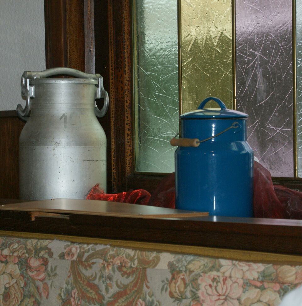 Datei:Milchkannen im Ochsen.JPG