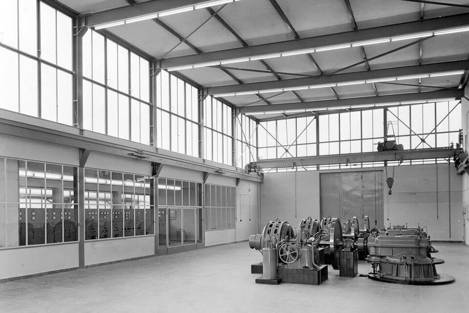 Datei:Neues Maschinenhaus im Rennfeld, Wasserturbinen, Jörg-Ratgeb-Straße in Pforzheim, erbaut 1952 (2).jpg