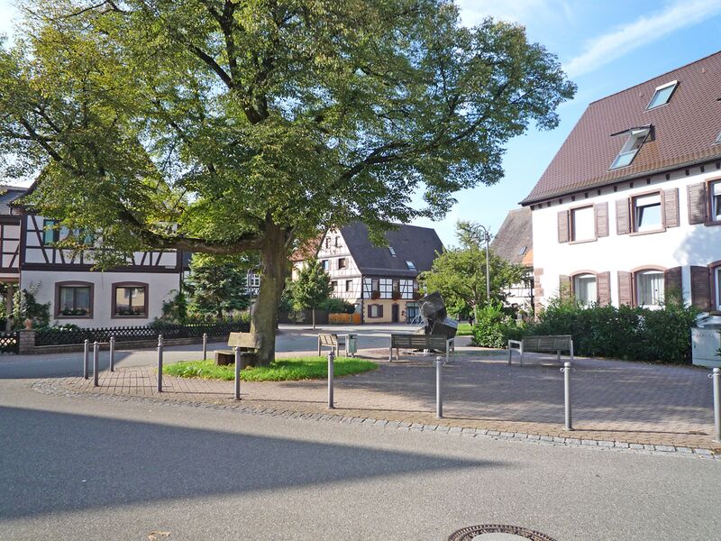 Datei:Oeschelbronn-Marktplatz-.jpg