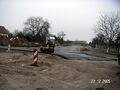 22. Dezember 2005: die Schwarzdecke wird aufgewalzt