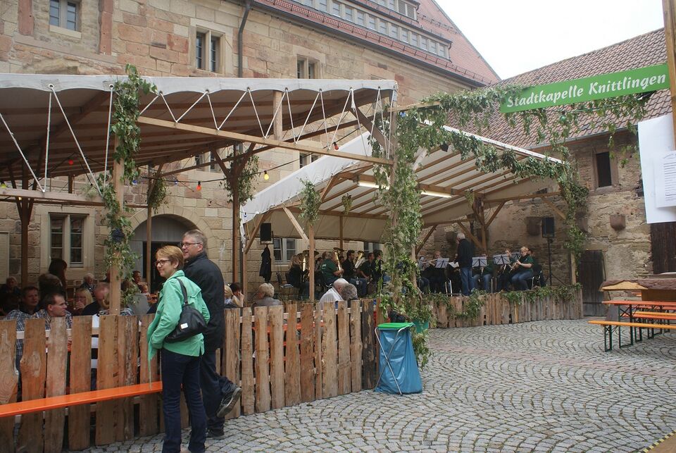 Datei:Weinfest in Knittlingen.JPG