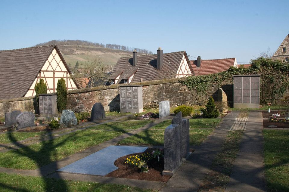 Datei:2022-03-22 Friedhof Illingen-Schützingen Urnenwände.JPG