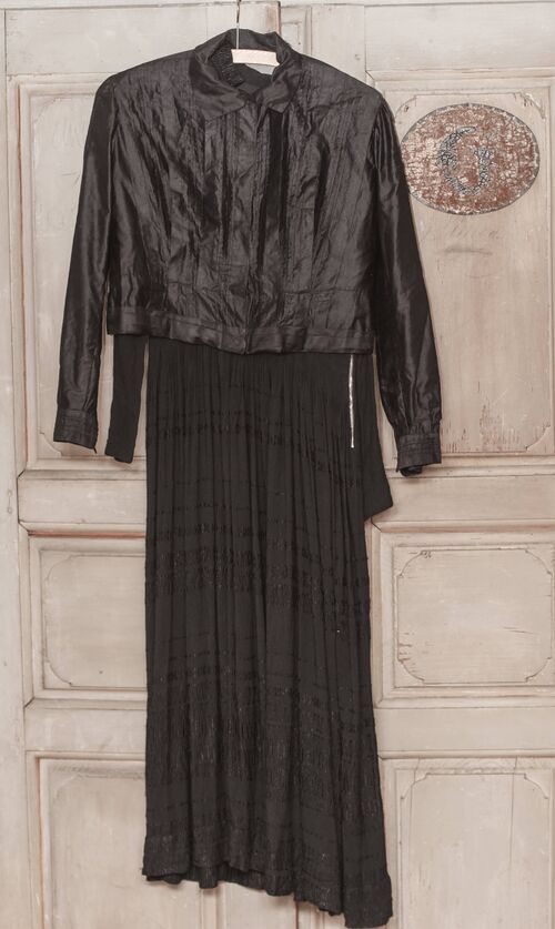 Datei:GHV Nähzimmer-Nähen-Schwarzes-Kleid.JPG