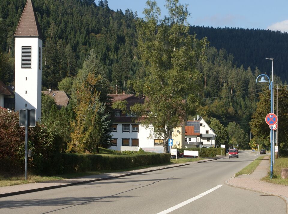 Datei:Straße Richtung Bad Wildbad.jpg