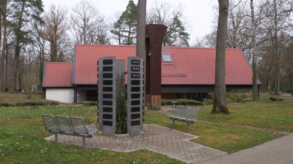 Datei:2022-03-29 Illingen Waldfriedhof Urnenstelen.jpg
