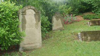 Grabsteine Friedhof Neuhengstett.JPG